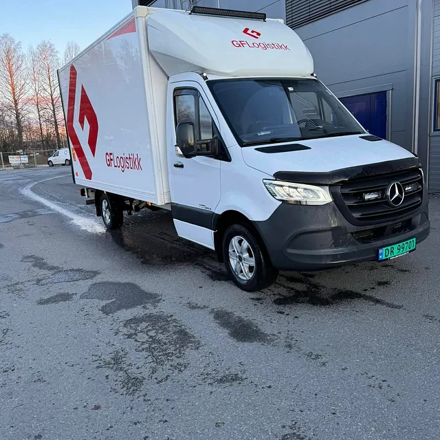 Hvit Mercedes lastebil med GF Logistikk-logo parkert foran en industribygning.